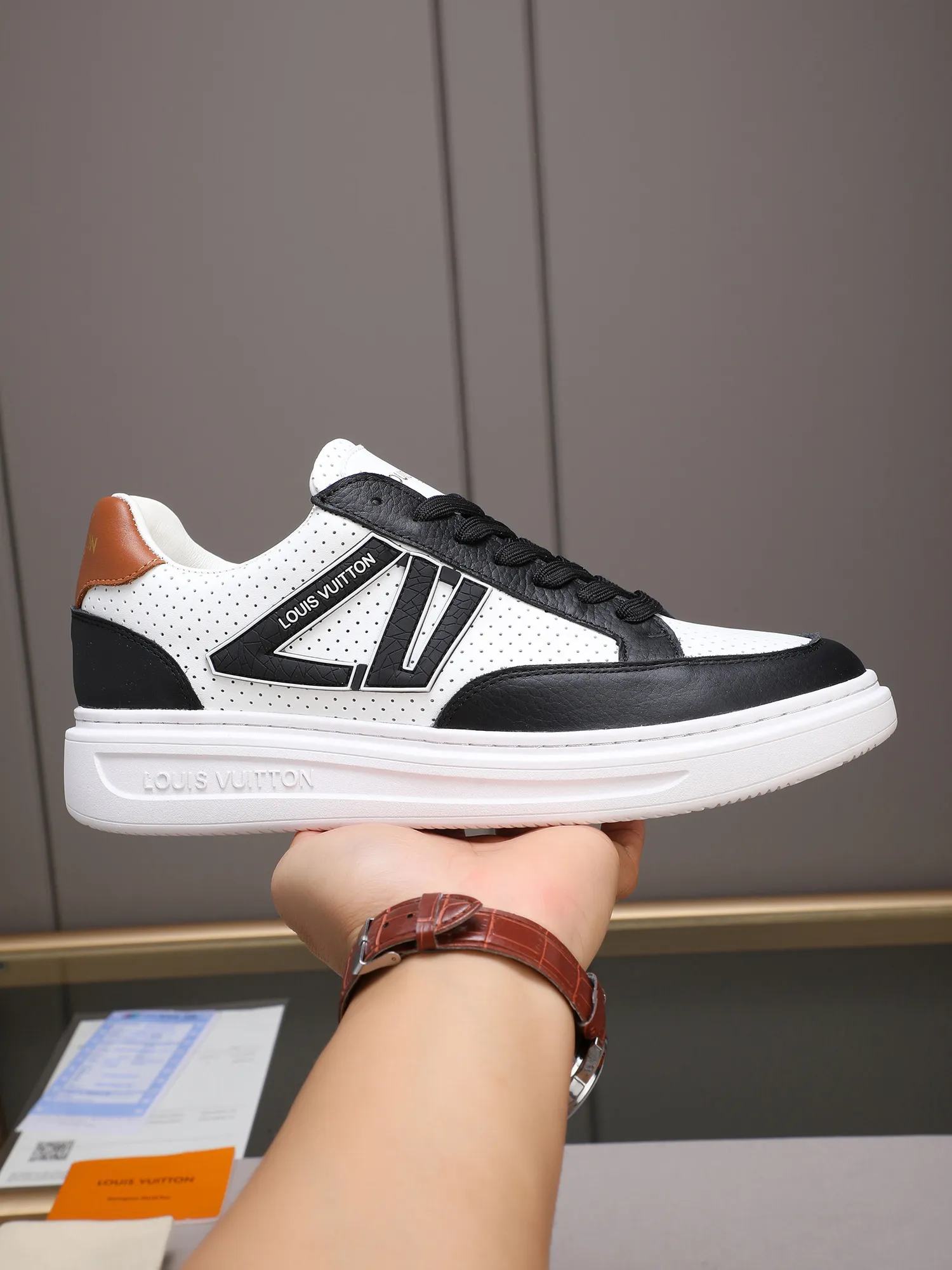 PP420 main model 👍👍👍2025 new LOUIS VUITTON [Luden Yiwei]——LV upper [Lv]🇮🇹Imported first-layer cowhide embossed🇩🇪Inside imported sheepskin lining ➕Non-slip and wear-resistant outsole. Every man's identity is reflected in his elegant and stable upper shoes🚶🏻🚶🏻📯 No matter the wind or rain, the shoe last remains unchanged and can stand the test of time🔍️. ——Code number: 38-44 (45 can be customized)